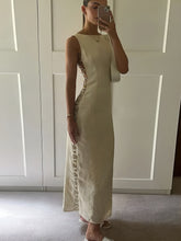 Langes Kleid mit metallischem O-Ring-Ausschnitt